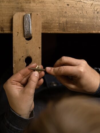 Ludovica al lavoro in Atelier — progetto di una fede su misura